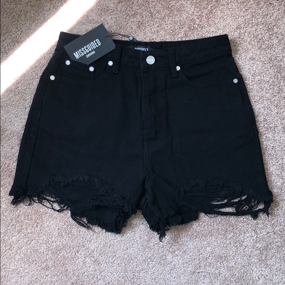 Extreme rip shorts 💕🖤